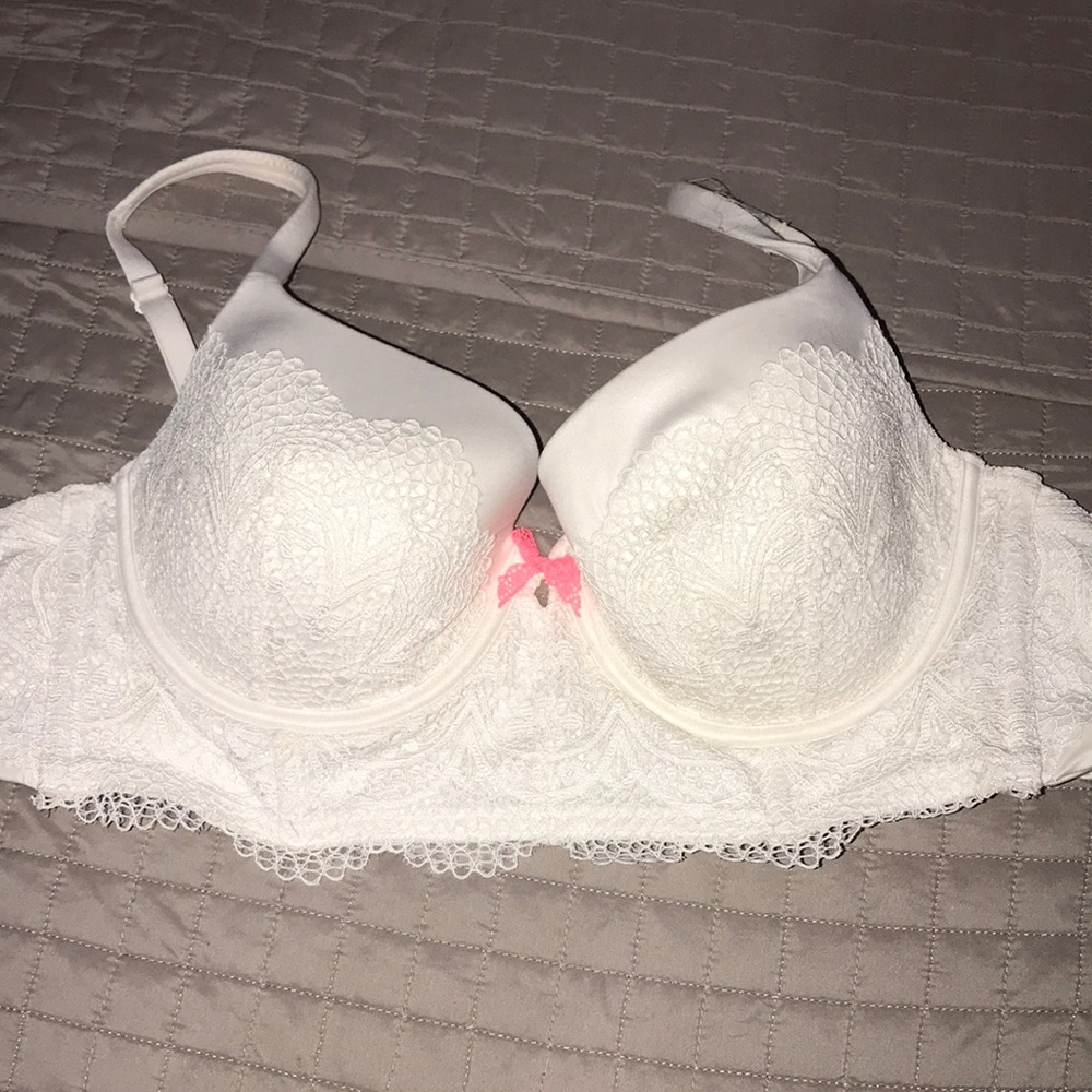 Victoria’s Secret lined Demi, Demi bust double. White lace detailing